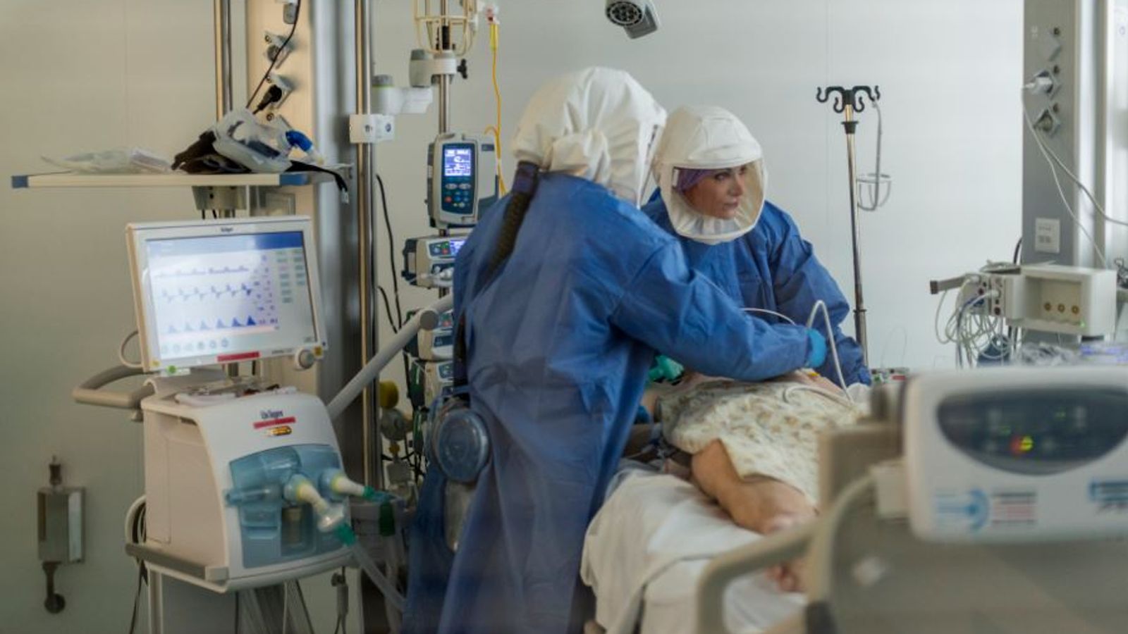 Số bệnh nhân nhiễm Covid-19 cần chăm sóc tích cực giảm ở Italia. Ảnh: Sky News