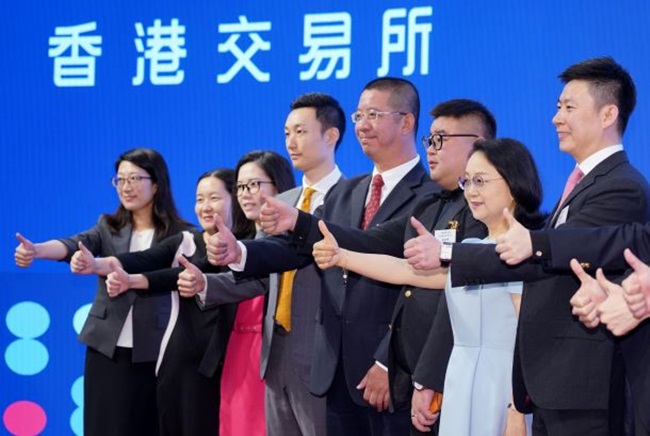 Sau khi chào bán cổ phiếu lần đầu ra công chúng trên sàn chứng khoán Hong Kong hồi năm 2019, bà Zhong đã trở thành người phụ nữ giàu thứ 3 ở Trung Quốc sau 2 nữ đại gia bất động sản là Yang Huiyan và Wu Yajun (thời điểm năm 2019).