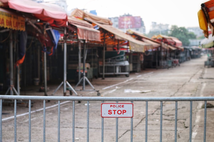 Chợ hoa Quảng An nằm im lìm sau rào chắn, đây là cảnh tượng chưa từng thấy trong hàng chục năm.