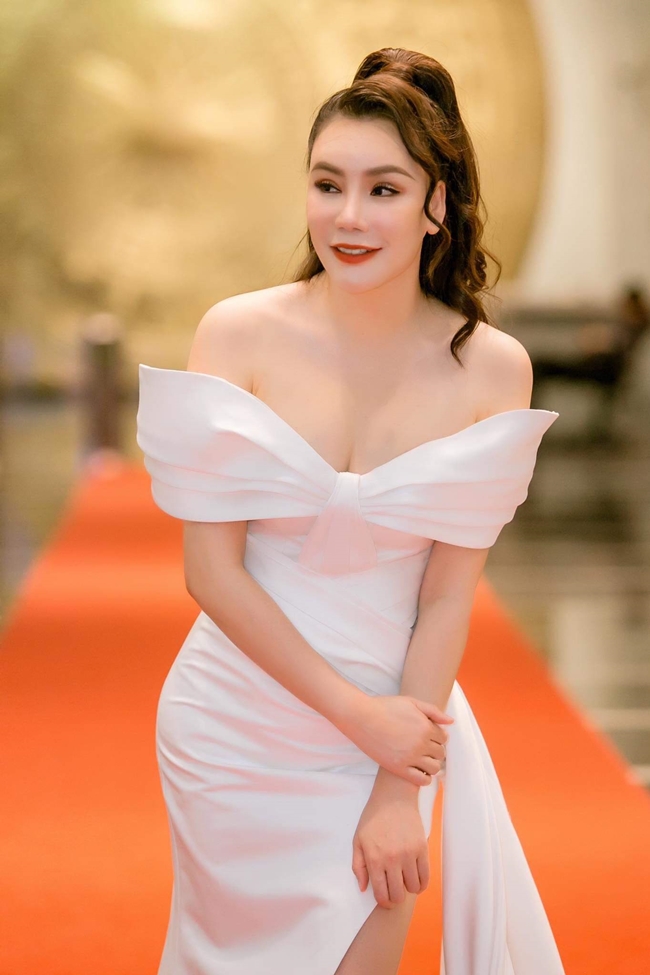 Nhan sắc Hồ Quỳnh Hương ngày càng thăng hạng sau khi phẫu thuật thẩm mỹ. Nữ ca sĩ 39 tuổi được nhận xét ngày càng quyến rũ, đằm thắm hơn.