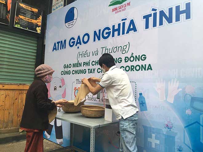 Người nghèo xếp hàng nhận gạo miễn phí từ máy “ATM” nhả gạo ở Đắk Lắk - 3