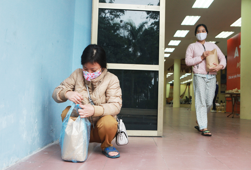 Chị Phí Kim Dung, lao động tự do (trú tại phường Phú Thượng) phường đến nhận gạo miễn phí, cho biết chị cảm thấy rất vui. "Gần một tháng nay tôi không đi làm do dịch bệnh khiến cuộc sống rất khó khăn. Nay nhận gạo miễn phí cũng giúp tôi và gia đình giảm bớt khó khăn".&nbsp;