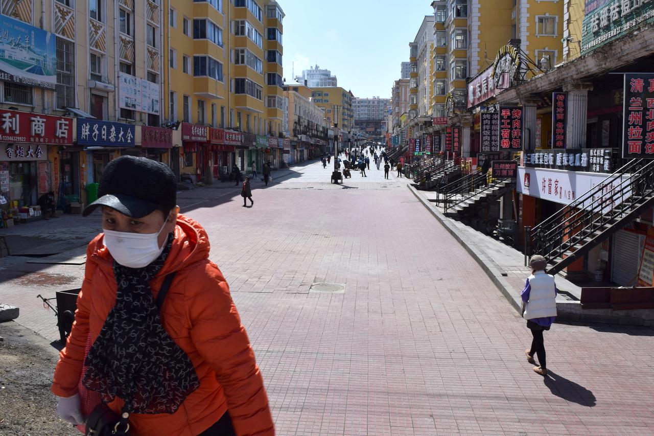 Người dân tại thành phố Tuy Phân Hà ra ngoài đi chợ hôm 12.4 (ảnh: Reuters)