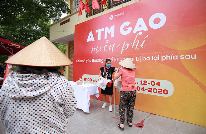 Ngày 11/4, "ATM gạo" miễn phí thứ hai đã xuất hiện tại Trung tâm Văn hoá - Thể thao phường Nghĩa Tân (quận Cầu Giấy, Hà Nội) - vẫn luôn có những điều đẹp đẽ và tử tế xuất hiện như một phép màu.