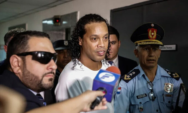 Ronaldinho tạm thoát khỏi cảnh lao tù sau hơn 1 tháng bị tạm giam ở Paraguay