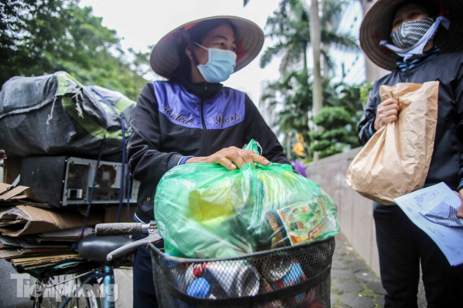 Dịch bệnh kéo dài, thực hiện "cách ly toàn xã hội" khiến những người lao động phổ thông, những người không có việc làm&nbsp;ổn định mất nguồn thu nhập, khiến việc duy trì cuộc sống hằng ngày trở nên khó khăn hơn.