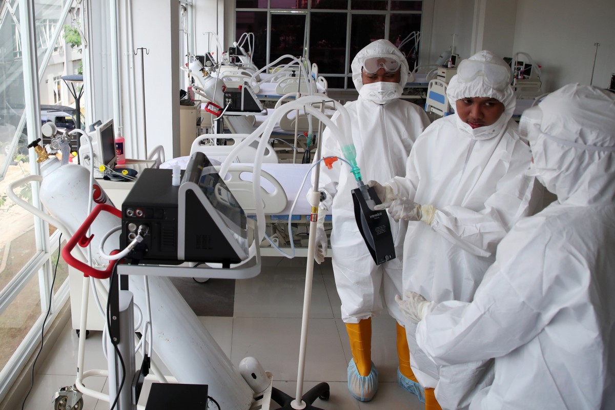 Indonesia đang thiếu thốn nghiêm trọng đồ bảo hộ cho các nhân viên y tế ở tuyến đầu chống dịch.