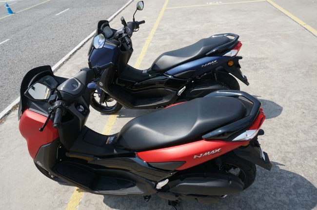 Yên ngồi của 2020 Yamaha NMax 155 rộng rãi với phần ngồi dành cho lái xe thấp hơn phần ngồi dành cho hành khách.