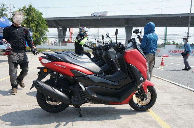 Tại Thái Lan, 2020 Yamaha NMax 155 có giá niêm yết 85.900 baht &#40;61,14 triệu VNĐ&#41;. Nếu so sánh với Honda PCX hiện nay ở thị trường Việt Nam thì NMax 155 ở Thái Lan có giá rẻ hơn gần chục triệu đồng.