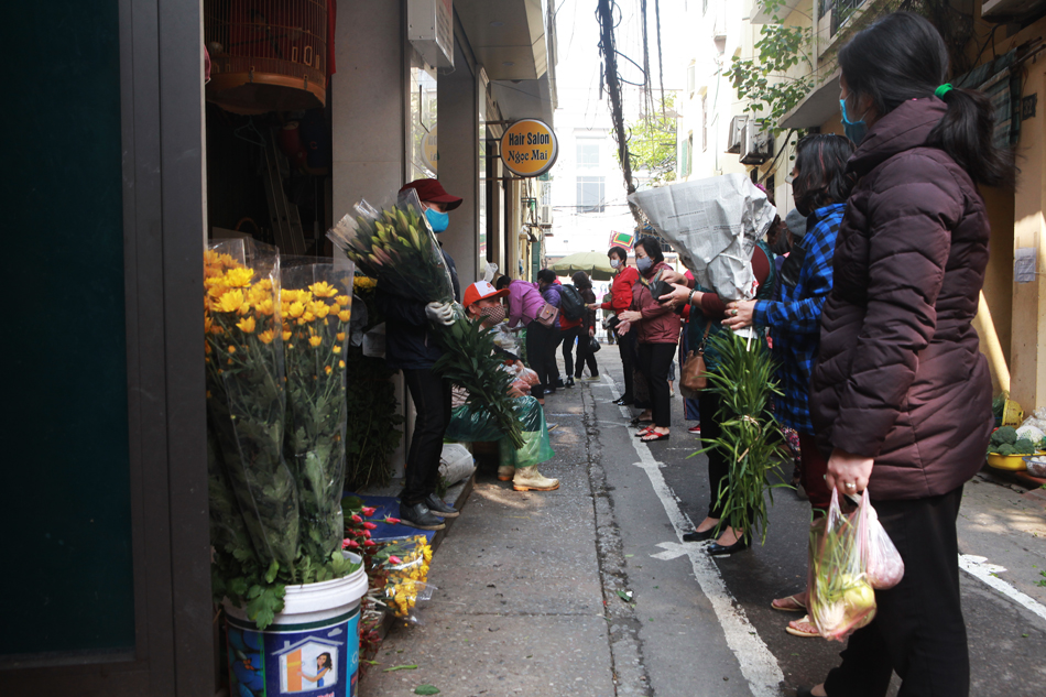 Phố Yên Thái dài khoảng 150m. Đây là một trong những con phố ngắn nhất của Thủ đô nhưng có rất nhiều hộ kinh doanh, buôn bán đủ các loại mặt hàng.