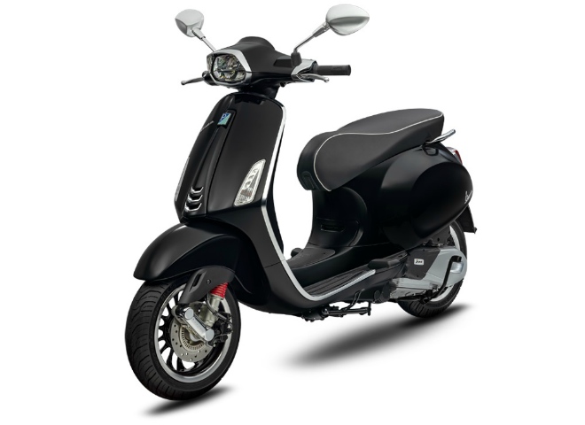 2020 Vespa Sprint 125 màu đen.