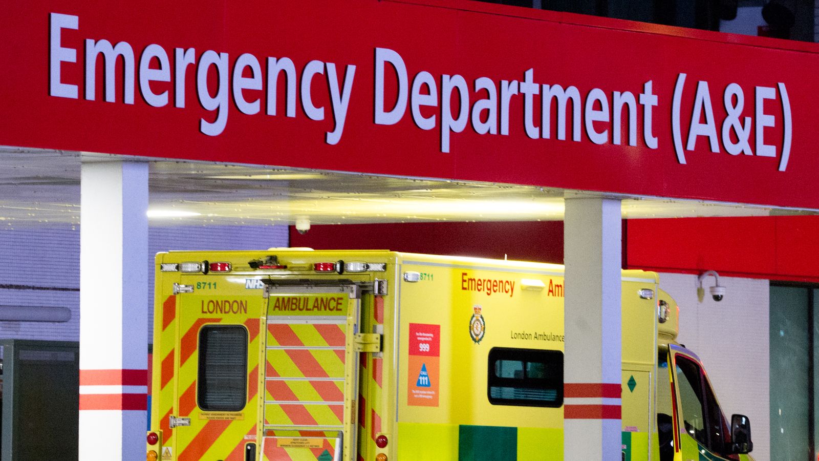 Việc cấm tới bệnh viện thăm hỏi bệnh nhân được áp dụng tại Anh để ngăn dịch Covid-19, nhưng vẫn có một số trường hợp ngoại lệ. Ảnh minh họa: Sky News