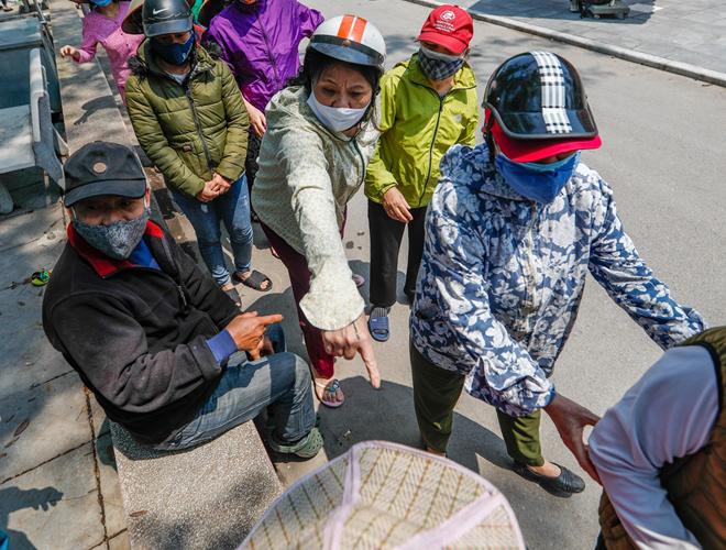 Những người này cho rằng việc chờ đợi quá lâu, cố tình chen lấn vào hàng đợi dẫn tới cảnh cãi vã, xô đẩy.