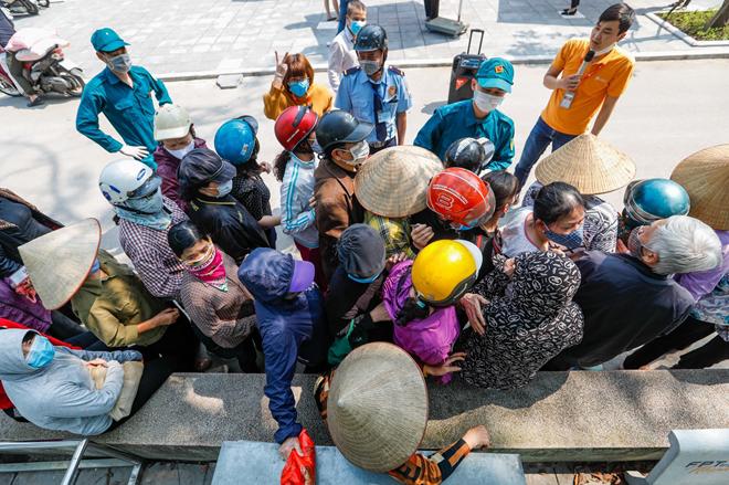 Trước tình hình trên, lực lượng chức năng phường Nghĩa Tân đã nhanh chóng có mặt giải tán đám đông cãi vã, yêu cầu mọi người đến nhận gạo phải tuân thủ theo quy định giãn cách xã hội, không được đứng gần nhau dưới 2 m