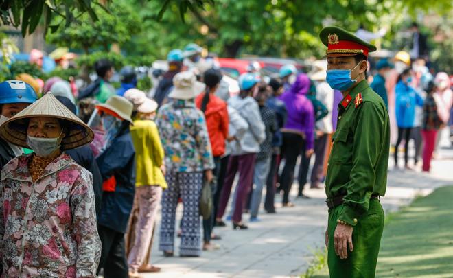 Công an nhanh chóng vãn hồi trật tự và đưa dòng người xếp hàng chờ lĩnh gạo vào quy củ.