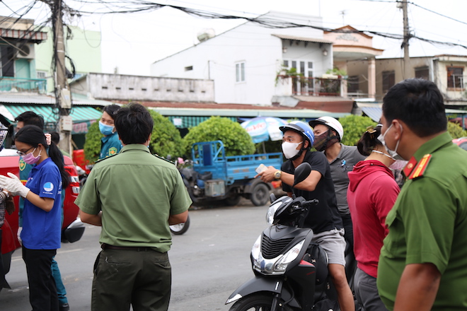 Một số khác tìm mọi cách năn nỉ lực lượng chức năng như trình chứng minh nhân dân, thẻ căn cước để chứng minh nhà ở bên kia sông. Nhiều người nóng tính thậm chí còn đôi co, lớn tiếng với lực lượng chức năng.