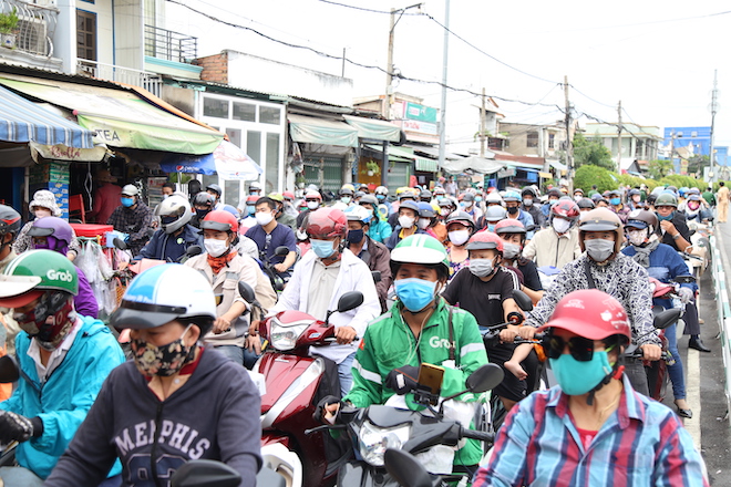 Nhiều người đến phà Cát Lái từ trưa nhưng không có việc gấp thì cho biết sẵn sàng chờ đến giờ qua phà.