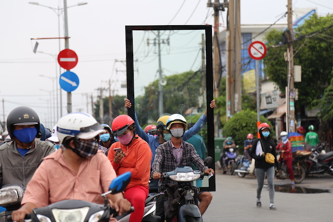 Dòng phương tiện nối đuôi nhau chờ qua phà.