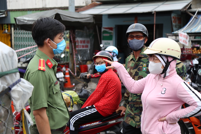 Trong khi đó, chị Ngọc Bích (28 tuổi, ngụ quận Bình Thạnh, TP.HCM) cho biết: “Có việc gấp về Vũng Tàu nên tôi không tra thông tin trước. Nay tới đây thì hơi bất ngờ.&nbsp;Giờ muốn đi phải quay đầu cả chục km nên đành chấp nhận ở đây chờ phà".