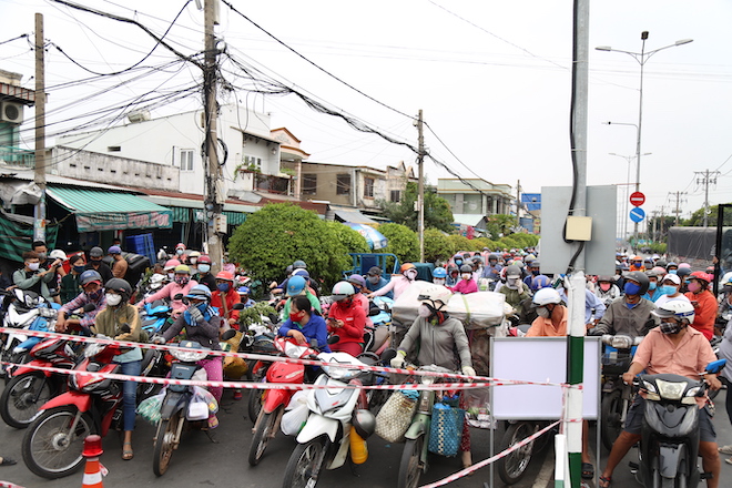 “Tôi biết quy định mới nhưng do công việc và tuyến đường thuận tiện nên vẫn chấp nhận chờ. Thấy dịch Covid-19 lây lan dữ quá, giờ quy định chung vậy thì mình phải nghiêm túc thực hiện thôi. Thường ngày tôi từ Đồng Nai qua phà lúc 8h sáng, về lúc 16h chiều, nhưng như hôm nay về sớm, tới phà chỉ mới 15h thì tôi đành phải chờ”, anh Hồ Công Tình (30 tuổi, ngụ huyện Nhơn Trạch, tỉnh Đồng Nai) chia sẻ.