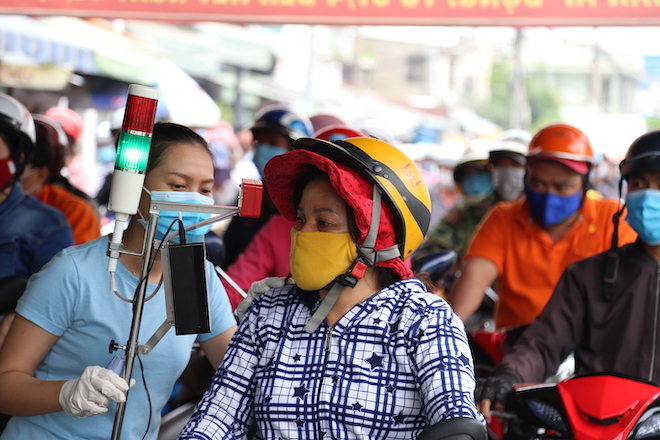 Với thiết bị hiện đại này, người dân chỉ việc di chuyển đến ngang “mắt thần” và chờ vài giây là có kết quả: Đèn xanh - thân nhiệt bình thường, đèn đỏ - thân nhiệt cao.