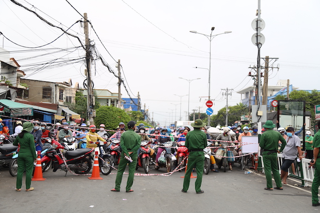 Trong thời gian chờ phà mở cửa cho qua, người dân có thể mua vé trước.