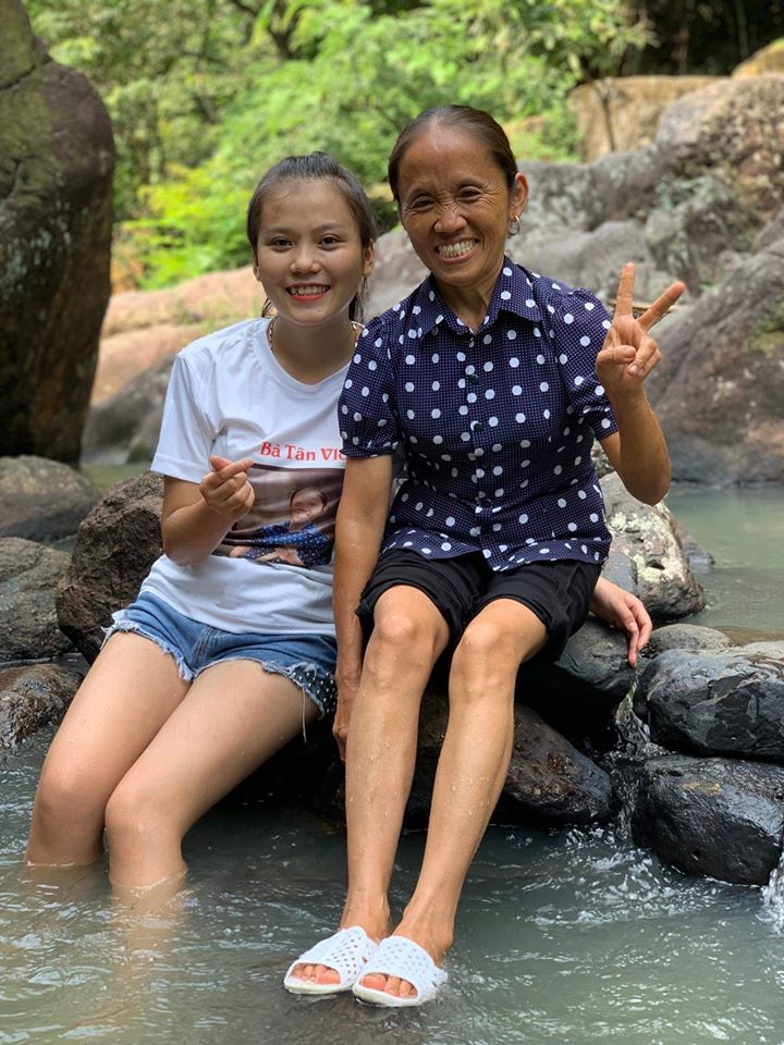 Bà Tân Vlog bên cạnh con gái út Thanh Lương