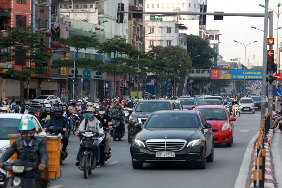 Hình ảnh người dân chen chúc đợi đèn đỏ trên đường Nguyễn Trãi (quận Thanh Xuân).