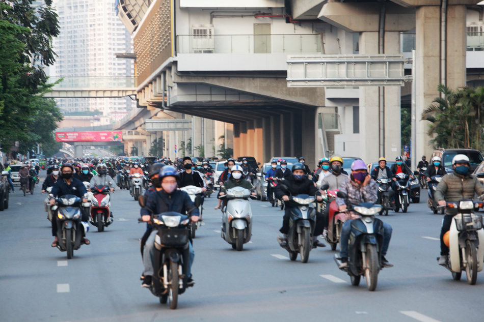 Các hướng từ nội thành ra ngoại thành đông nghịt người dân trở về nhà sau một ngày làm việc.