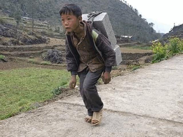 Tin tức trong ngày - Cận cảnh nơi ở của cậu bé cõng gạch để kiếm tiền ở Hà Giang