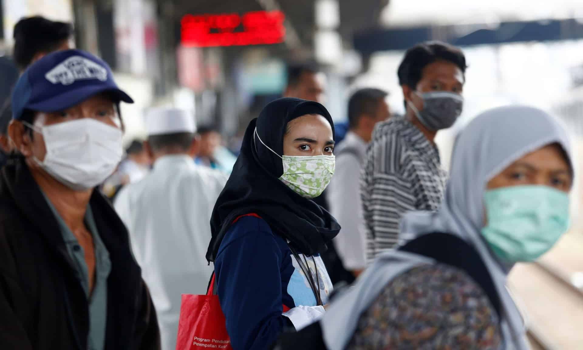 Người dân đeo khẩu trang tại thủ đô Jakarta (ảnh: Reuters)