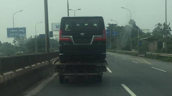 Toyota Granvia 2020 bị bắt gặp khi đang di chuyển tại Việt Nam