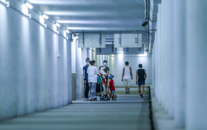 Nhiều người dân tập thể dục tại hầm dành cho người đi bộ ở Ngã tư Sở
