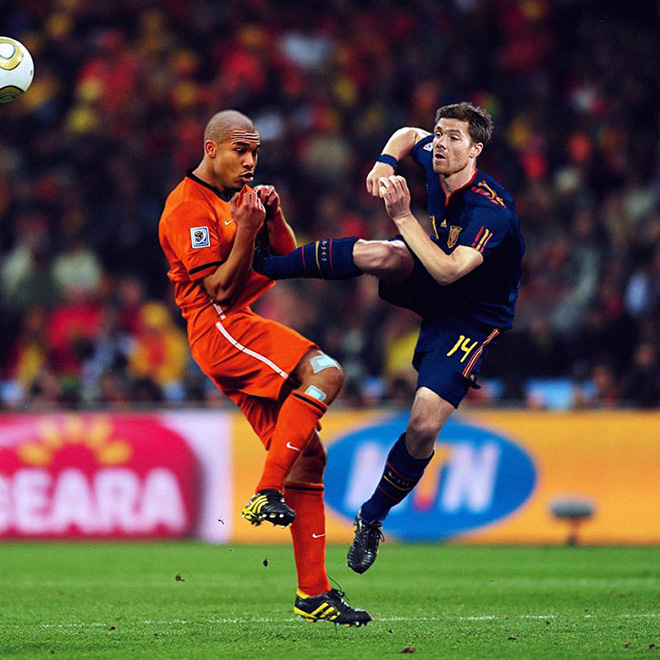 Xabi Alonso tung cú&nbsp;kung-fu vào ngực&nbsp;De Jong ở World Cup 2010.