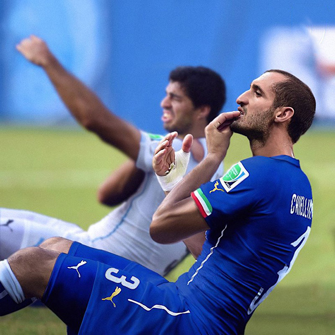 Chiellini cắn Luis Suarez&nbsp;tại World Cup 2014.