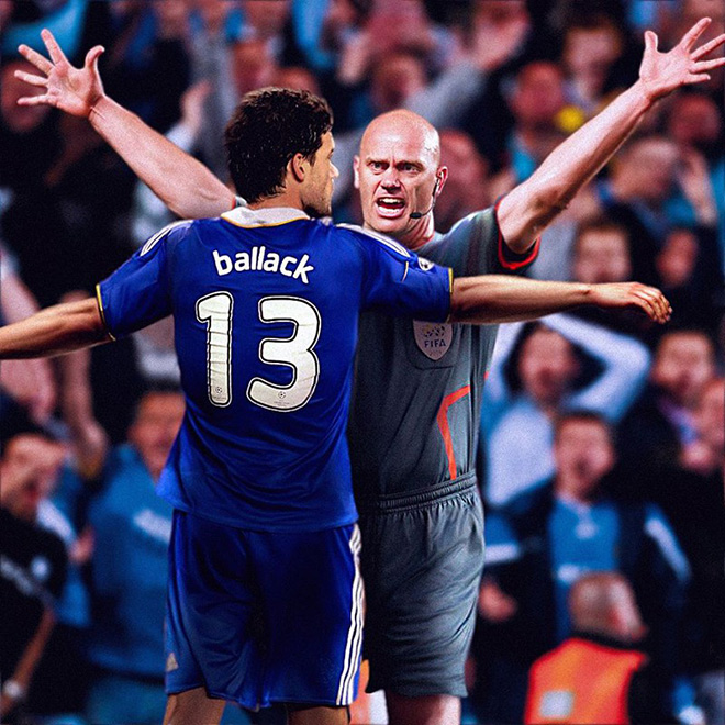 Trọng tài Ovrebo bức xúc với Michael Ballack.