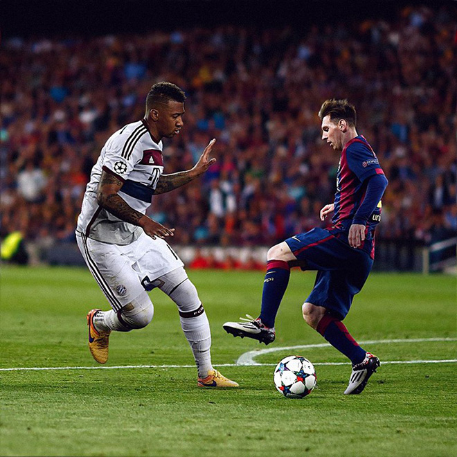 Pha xử lý&nbsp;khéo léo của Jerome Boateng khiến Lionel Messi ngã sõng soài.