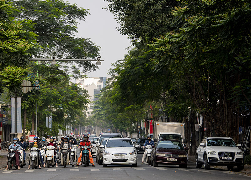 Phố Nguyễn Thái Học mật độ tham gia giao thông dày đặc vào buổi sáng.