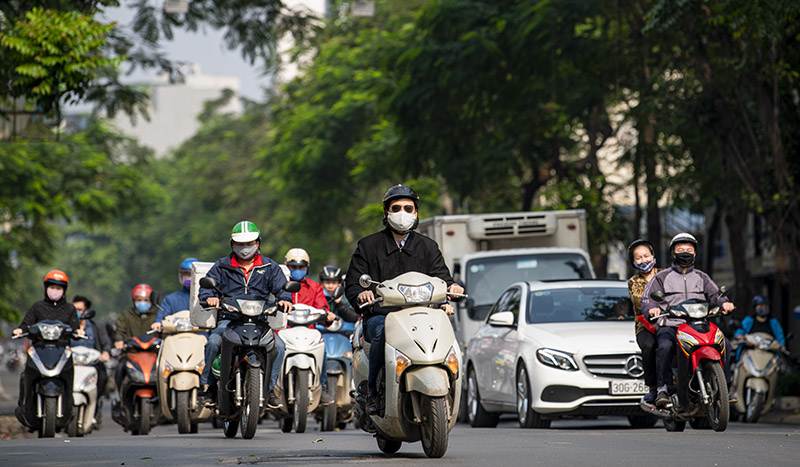 Phương tiện nối đuôi nhau trên các tuyến phố Hà Nội.