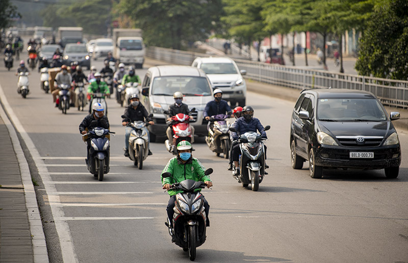 Các phương tiện giao thông di chuyển tấp nập trên đường Trần Quang Khải