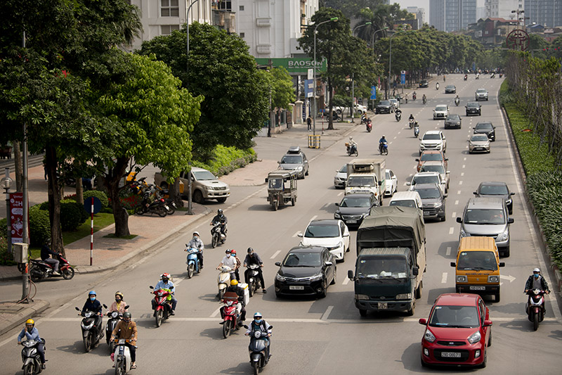 Đường Nguyễn Chí Thanh mật độ phương tiện không quá đông.