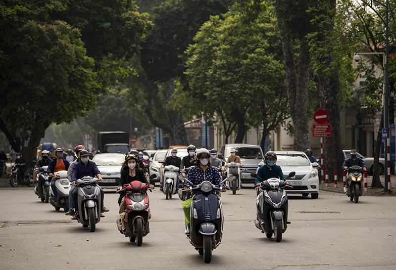 Đường Trần Phú mật độ giao thông&nbsp;đông đúc hơn so với những ngày trước dù&nbsp;Chỉ thị 16 của Thủ tướng vẫn còn hiệu lực.