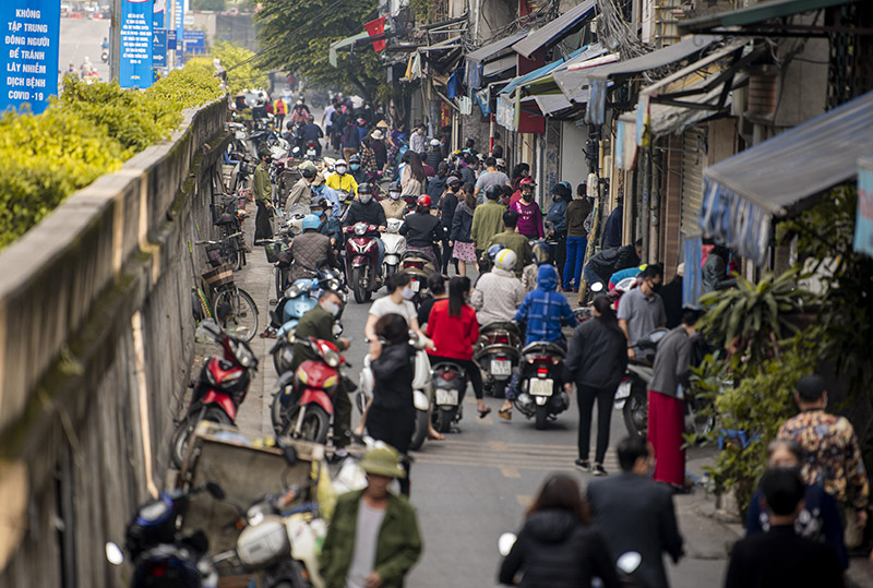 Đường Hồng Hà đông đúc người đi chợ sáng.