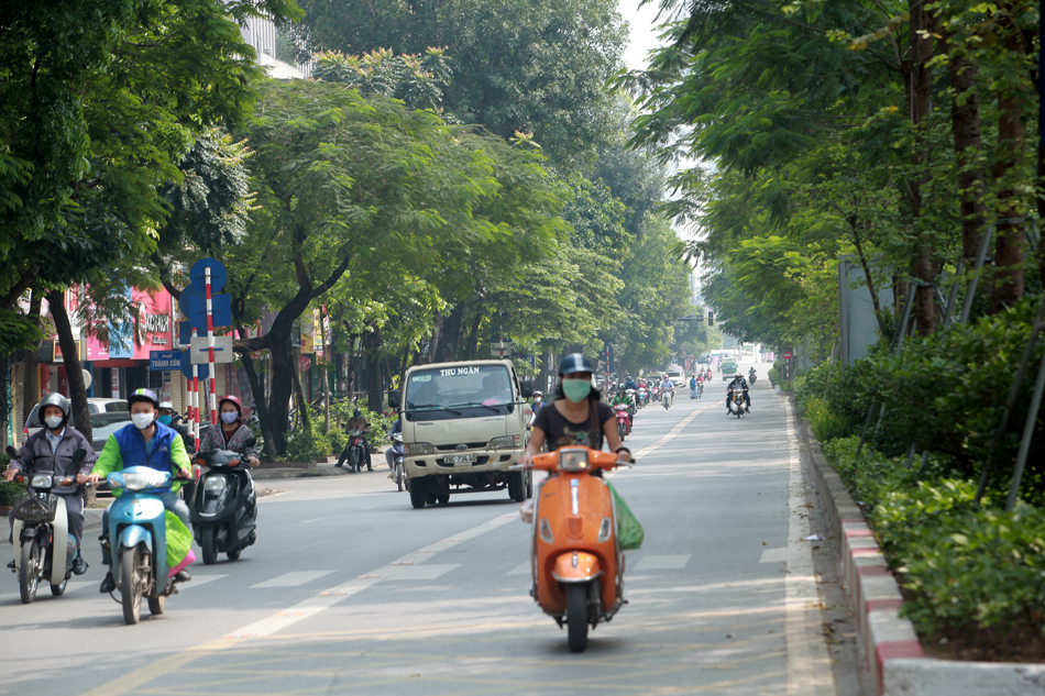 Phố Láng Hạ người dân thoải mái đi vào làn đường xe buýt BRT