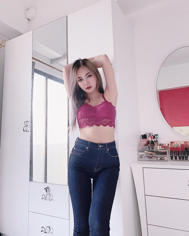 Ponsawan Phusua khoe vóc dáng với set đồ gồm áo hai dây croptop phối cùng quần jean.