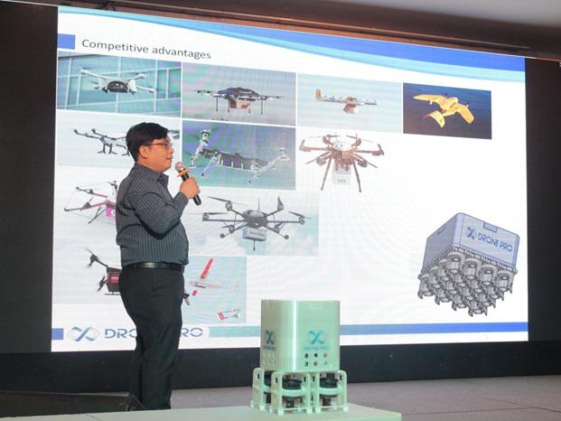 Đại diện Công ty Drone Pro Vietnam đang báo cáo giải pháp về thiết bị bay giao hàng tự động cho người dân căn hộ và tòa nhà cao tầng tại một cuộc thi