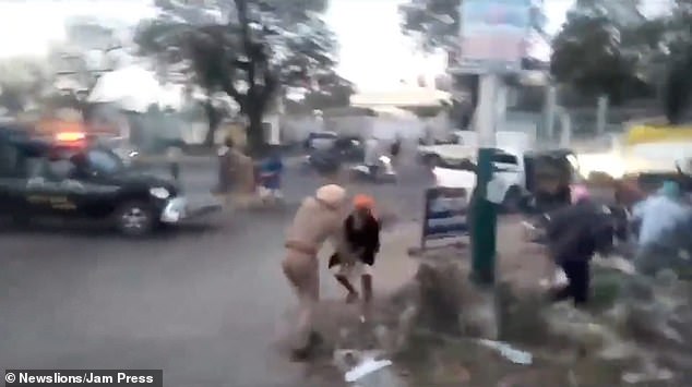 Cảnh sát Ấn Độ bị người đàn ông cầm kiếm chém thẳng vào tay.