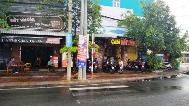 Một quán cà phê ở phường 6, TP Cà Mau mở cửa hoạt động trở lại sáng 16-4. Ảnh: Trần Vũ