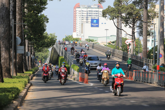 Đa số người dân đều nghiêm chỉnh chấp hành quy định phải mang khẩu trang khi ra đường.