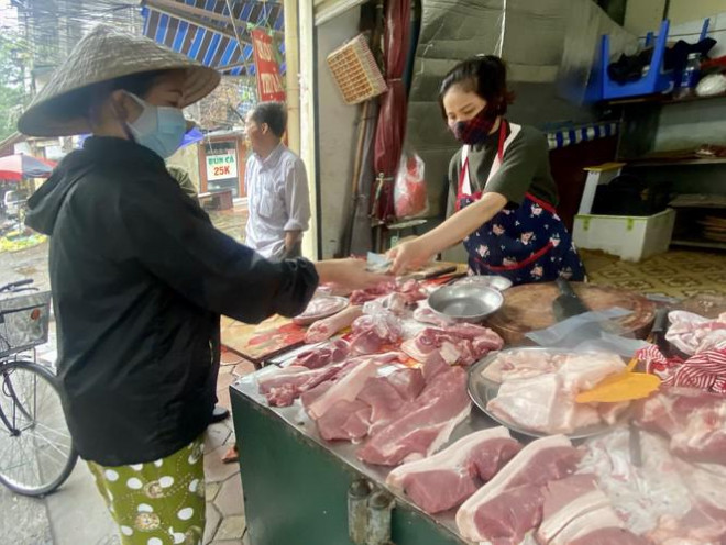 Thịt lợn tại các chợ truyền thống "trụ vững" với giá rất cao&nbsp;